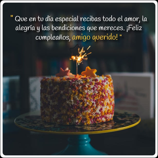 un pastel con una vela encendida encima con un mensaje de cumpleaños para un amigo.