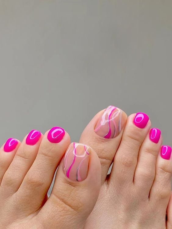 Dedos de mujer con diseños en rosa y blanco.