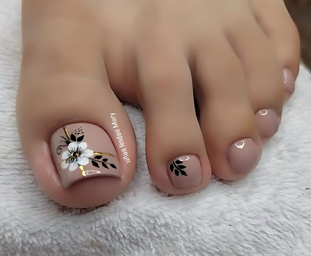 Las uñas de los pies de una mujer con flores.