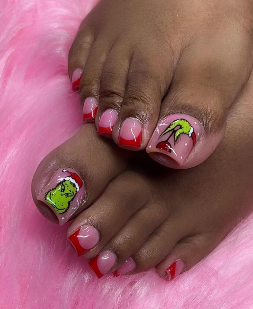 Las uñas de los pies de una mujer con un diseño rojo y verde.