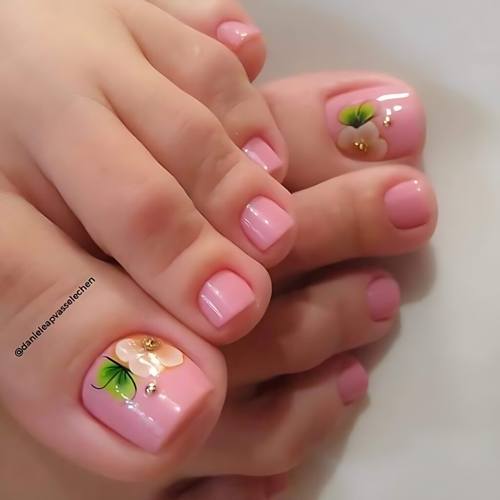 Las uñas rosadas de los pies de una mujer con flores.
