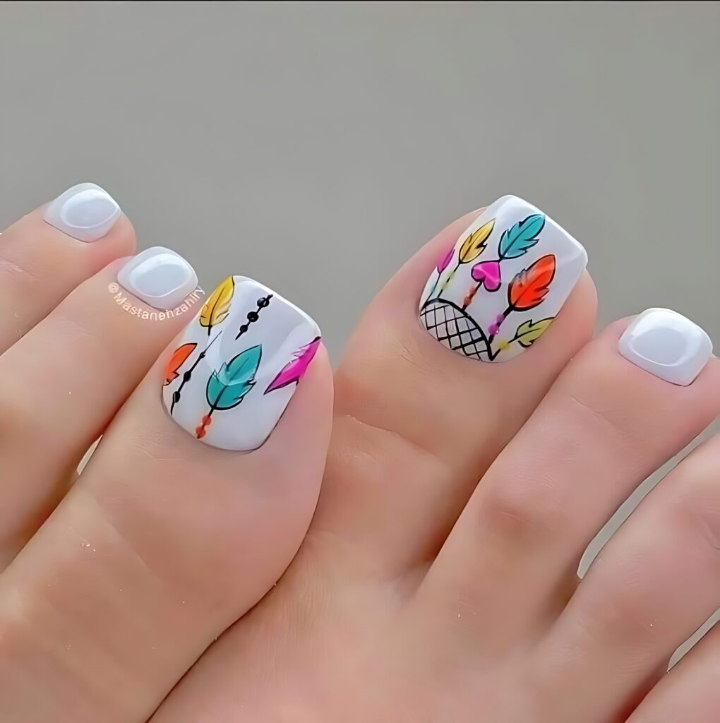 Las uñas de los pies de una mujer están decoradas con flores rosas y blancas.