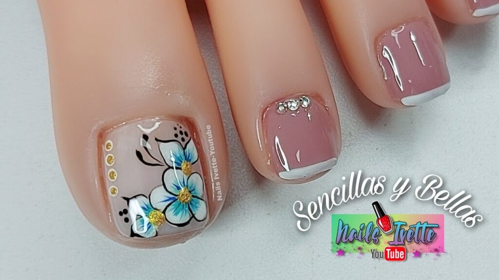 Una maniquí con diseños de uñas de pie con flores.