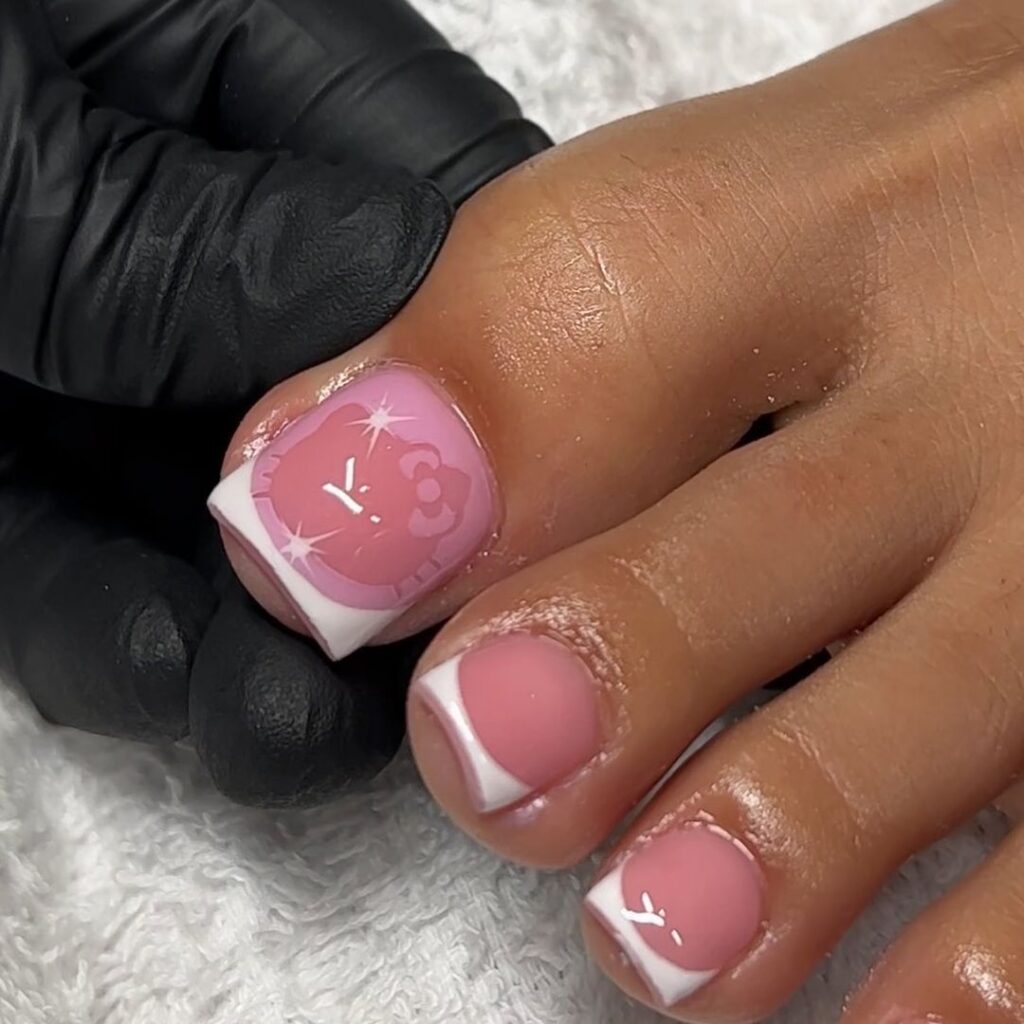 Una mujer haciéndose las uñas de los pies con diseños en rosa y blanco.